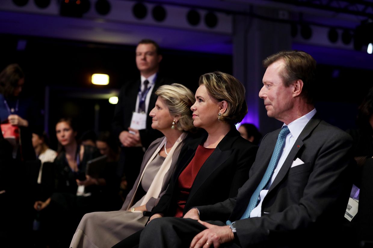 Au Carrousel du Louvre, la Grande-Duchesse s'est adressée à l'assistance, suivie d'une table ronde animée par la directrice du Women's Forum, Chiara Corazza. 