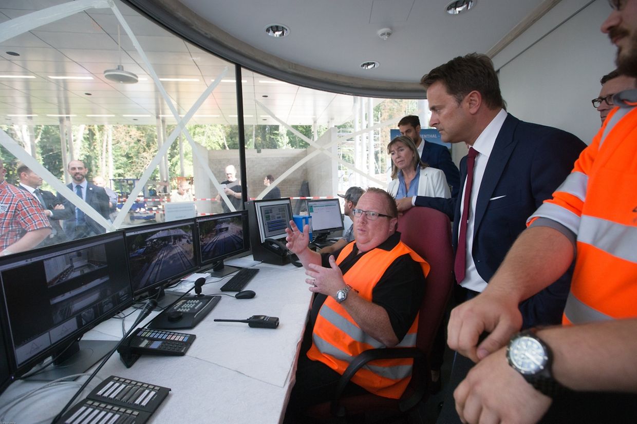 Il n'y a pas de chauffeur dans les cabines, les allées et venues du funiculaire sont gérées depuis ce poste