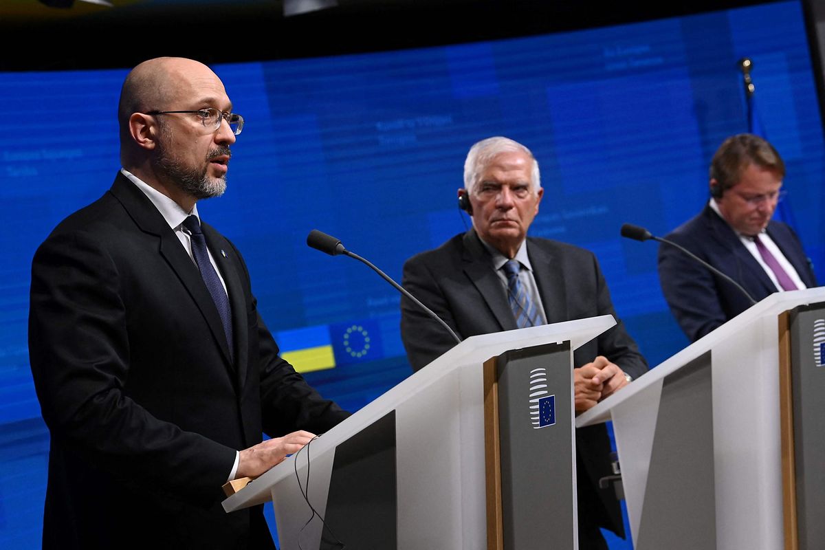 O Primeiro-Ministro da Ucrânia Denys Shmyhal, o chefe da política externa da União Europeia Josep Borrell, e o Comissário para o alargamento da UE Oliver Varhelyi, dão uma conferência de imprensa conjunta durante uma reunião do Conselho de Associação UE-Ucrânia na sede da UE em Bruxelas