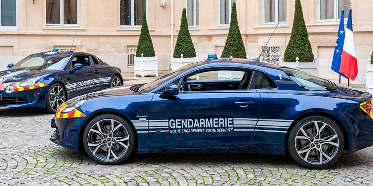 Als Lackierung erhalten die neuen Streifenwagen ein Gendarmerie-typisches, dunkles Abysse-Blau.