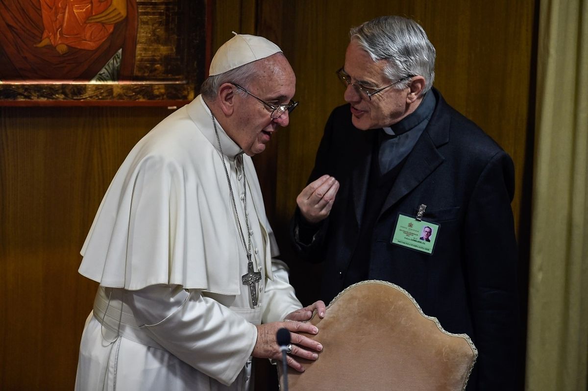 Papst Franziskus im Gespräch mit dem Vatikansprecher Pater Federico Lombardi.
