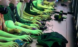 Computerspieler probieren bei einer Veranstaltung rund um Computerspiele ein Spiel aus.