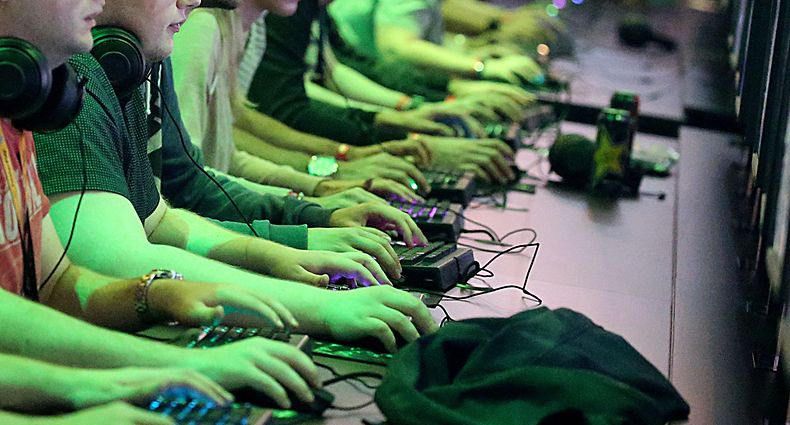 Computerspieler probieren bei einer Veranstaltung rund um Computerspiele ein Spiel aus.