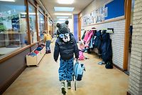 08.02.2021, Niederlande, Den Haag: Ein Kind kommt in eine Grundschule. Eigentlich sollte dies nach dem Lockdown für alle Grundschüler der erste Schultag sein. Doch viele Grundschulen mussten aufgrund des Wintereinbruchs geschlossen bleiben. Foto: Bart Maat/ANP/dpa +++ dpa-Bildfunk +++