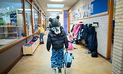 08.02.2021, Niederlande, Den Haag: Ein Kind kommt in eine Grundschule. Eigentlich sollte dies nach dem Lockdown für alle Grundschüler der erste Schultag sein. Doch viele Grundschulen mussten aufgrund des Wintereinbruchs geschlossen bleiben. Foto: Bart Maat/ANP/dpa +++ dpa-Bildfunk +++