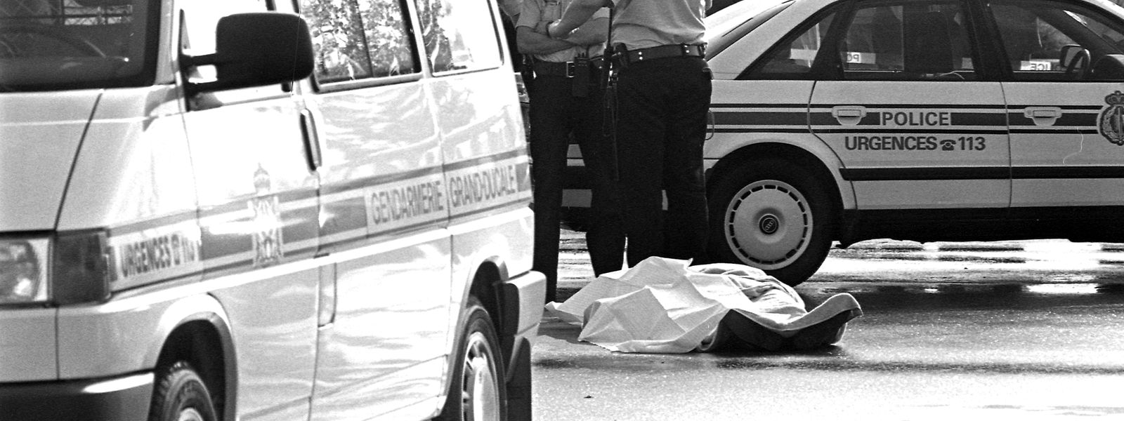 Die Räuber entwenden dem Geldboten beim Überfall den Dienstrevolver. 