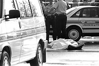 Die Räuber entwenden dem Geldboten beim Überfall den Dienstrevolver. 