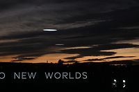 Ação com a mensagem "No New Worlds" (não há mundos novos) é vista em Glasgow, na Escócia, onde decorre a Cimeira das Nações Unidas sobre o Clima.