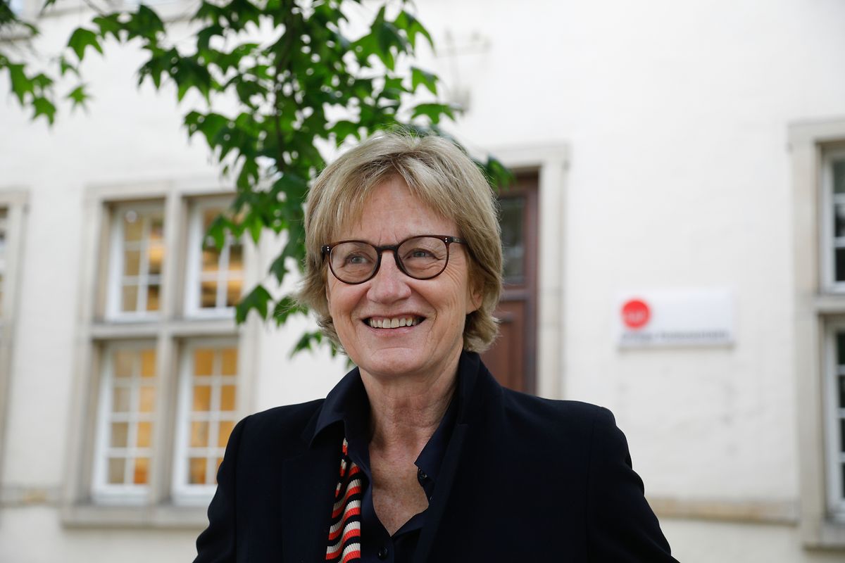 Mady Delvaux (LSAP) saß im Gemeinderat der Stadt Luxemburg, war Staatssekretärin, dann  Ministerin für soziale Sicherheit und sie leitete zehn Jahre lang das Bildungsressort. Die letzten fünf Jahre vertrat sie Luxemburg im Europaparlament. Nun studiert sie an der ULB. 
