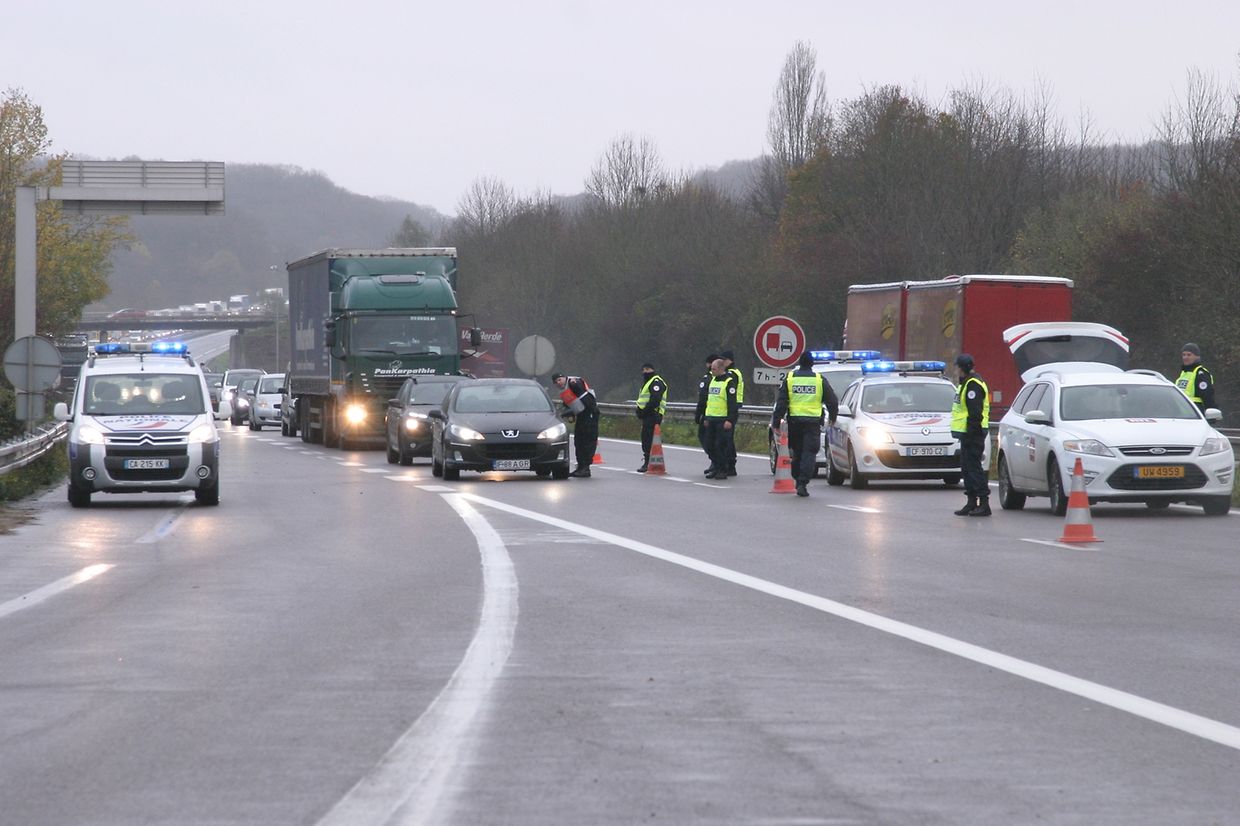 BILDER VOM DIENSTAG: Auf der französischen A31 - nur wenige Kilometer vor dem Grenzübergang zu Luxemburg - kontrolliert die Polizei Fahrzeuge. Es kommt zu langen Staus.