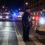 Dois agentes baleados, um morreu. Nova Iorque denuncia noite de violência contra a polícia
