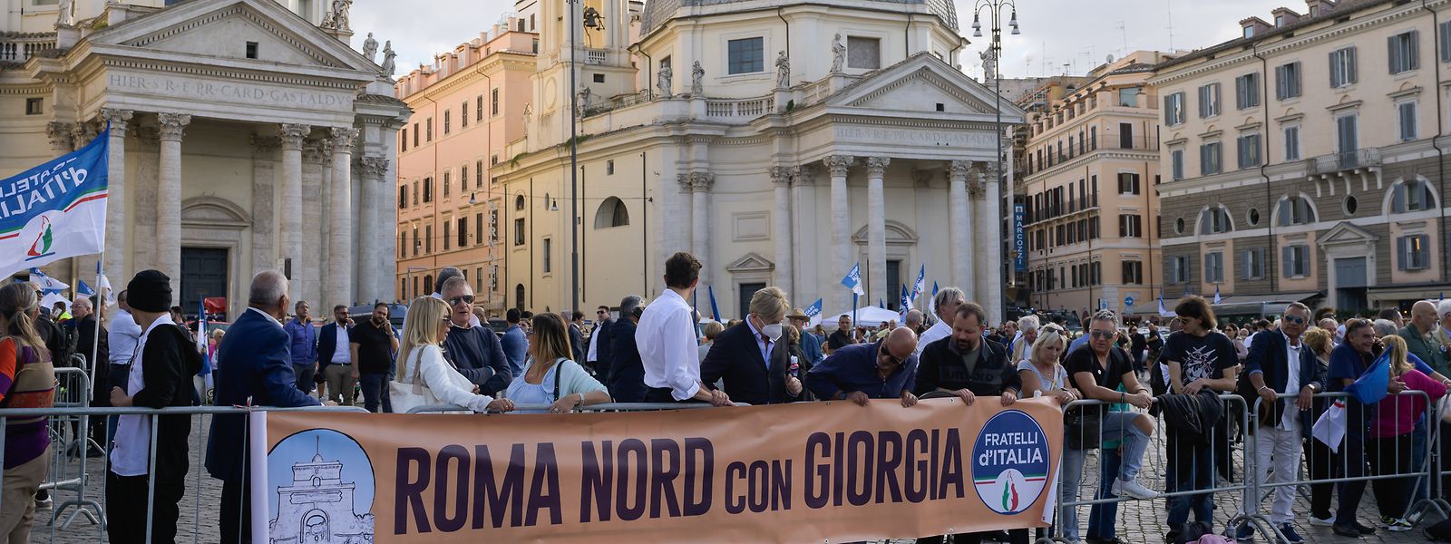 Rom: Menschen stehen hinter einem Transparent mit der Aufschrift „Roma Nord mit Giorgia" während einer Kundgebung. 