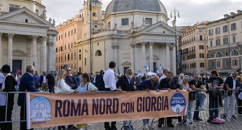 Rom: Menschen stehen hinter einem Transparent mit der Aufschrift „Roma Nord mit Giorgia" während einer Kundgebung. 
