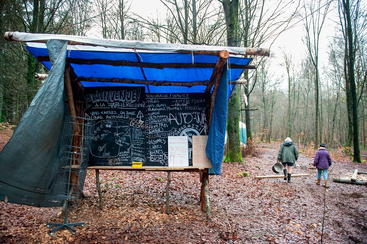 Loin d'être anarchique, l'organisation de la ZAD répond à une logique de camp fortifié où le dernier refuge, en cas d'arrivée massive des forces de l'ordre, constitue une zone située derrière une tranchée. 