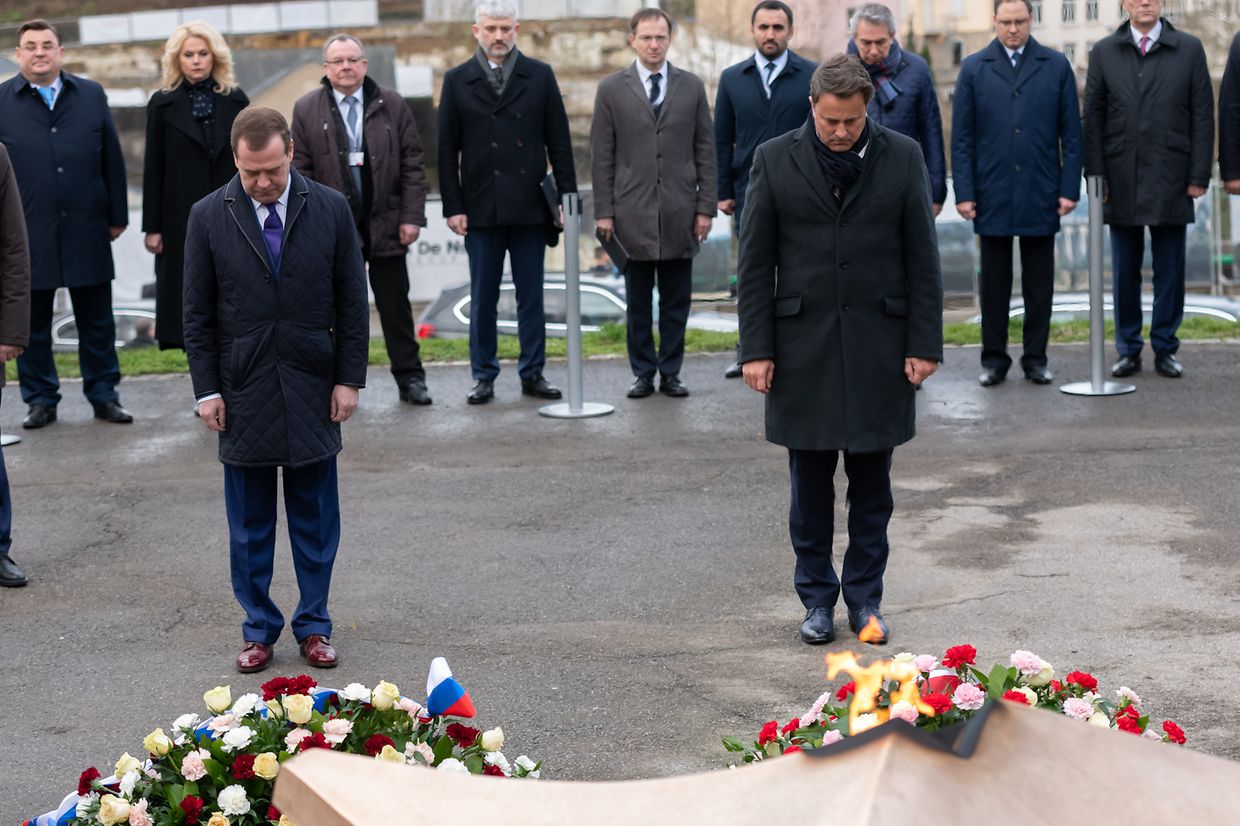  Premier Bettel und sein russischer Amtskollege Medwedew legten ein Blumengebinde am Monument national de la solidarité nieder. 