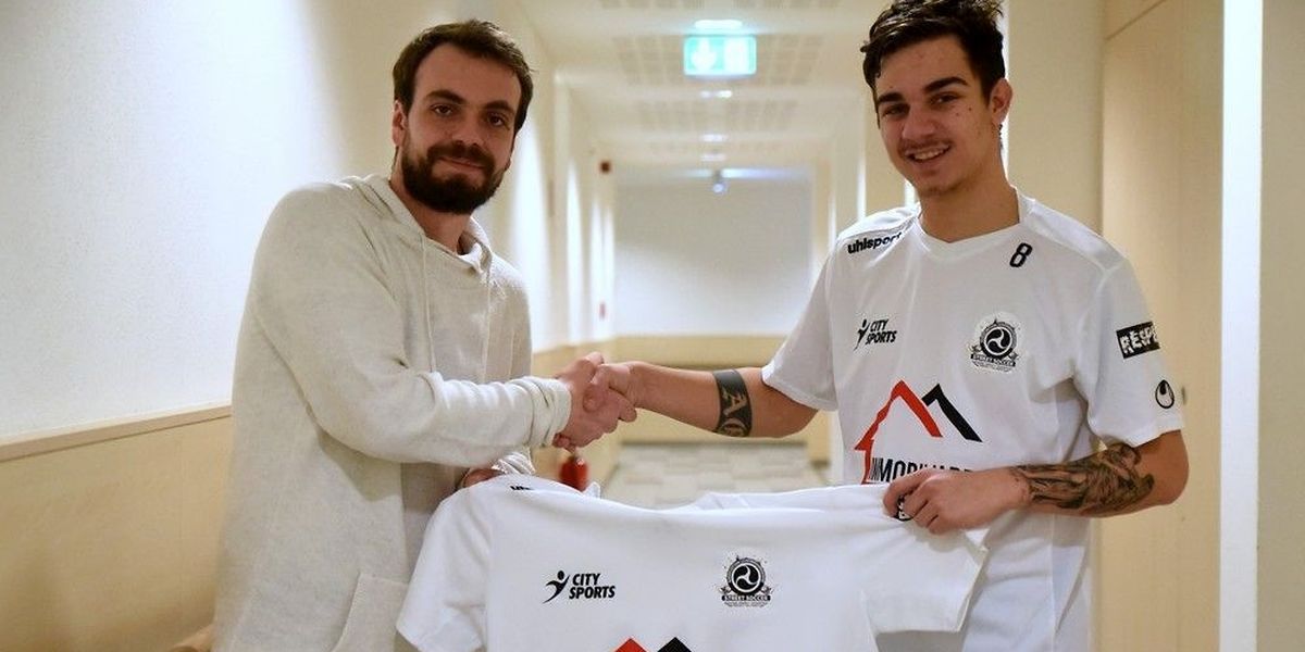 Le président Domenico Laporta et son nouveau joueur Alessandro Gallinica.