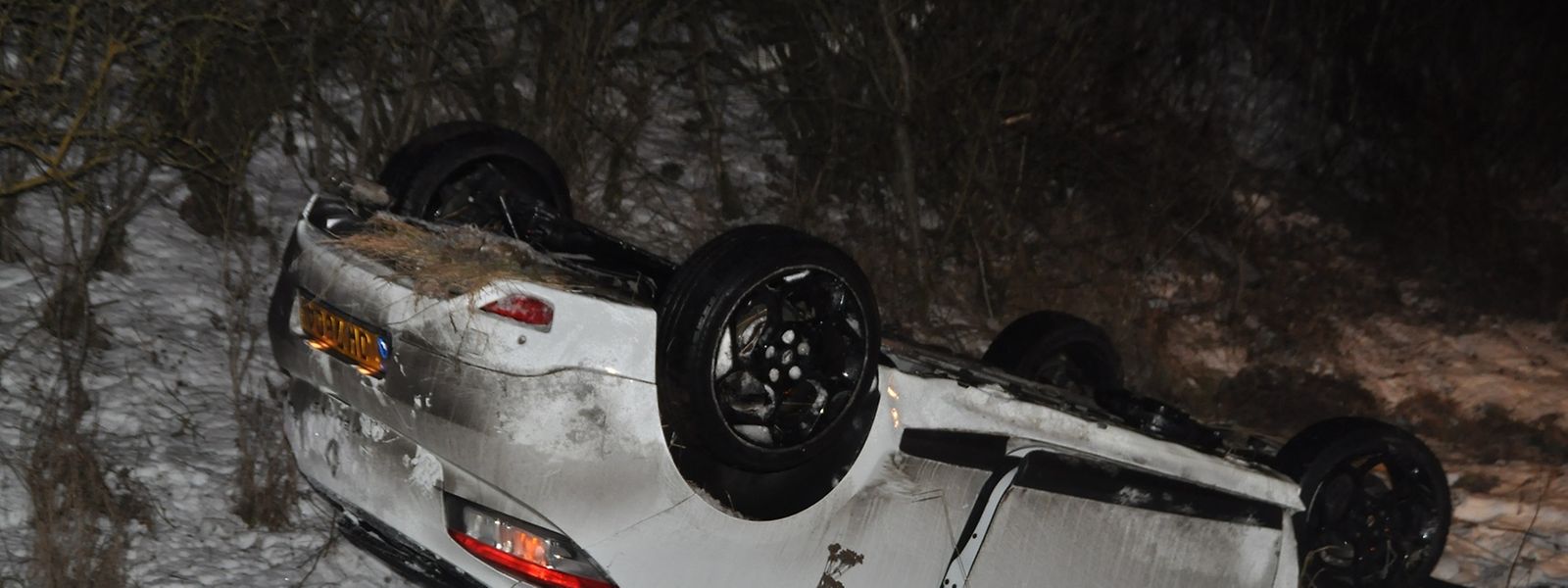 Eines der Unfallfahrzeuge landete kopfüber im Graben.