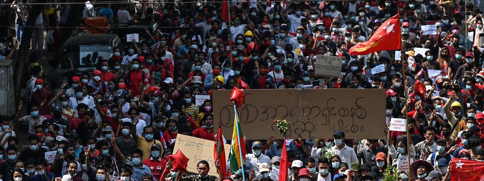 Zehntausende Demonstranten haben nach Berichten von Augenzeugen am Sonntag auf den Straßen Myanmars gegen den Militärputsch protestiert und die Freilassung der entmachteten Regierungschefin Aung San Suu Kyi gefordert.