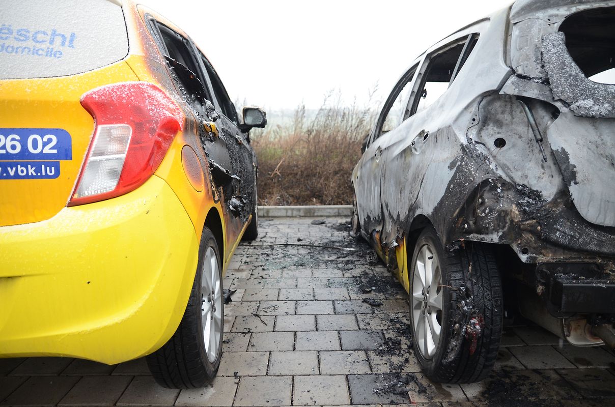 Zwei Autos brannten vollständig aus, zwei weitere wurden schwer beschädigt und sind als Totalschaden anzusehen.