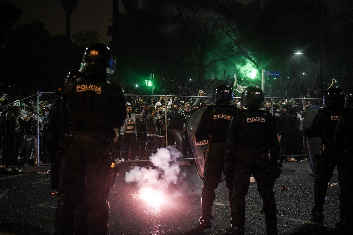 Festejos e confrontos entre adeptos e polícia na noite em que o Sporting voltou a conquistar o campeonato nacional, 19 depois.
