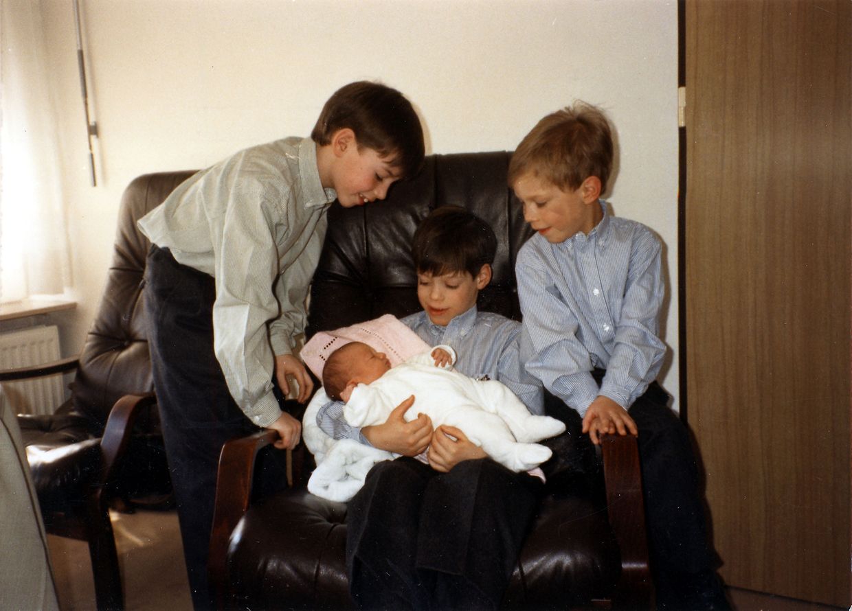 1991: Die stolzen Brüder Guillaume, Félix und Louis (v.l.n.r.) bestaunen den Familienzuwachs. 