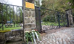 Blumen am Eingang von Schloss Fischbach.