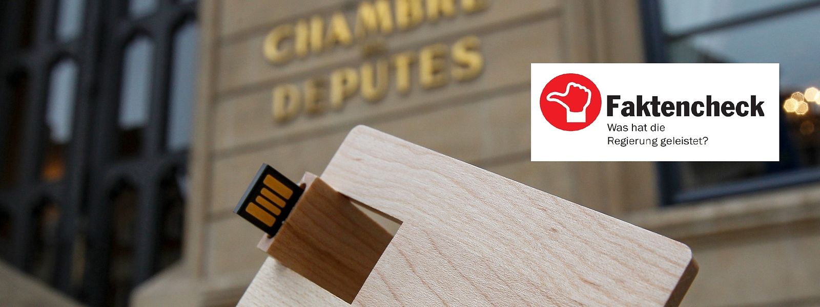 Der 2016er Haushaltsentwurf war auf einem in Holz gefassten USB-Stick abgespeichert.