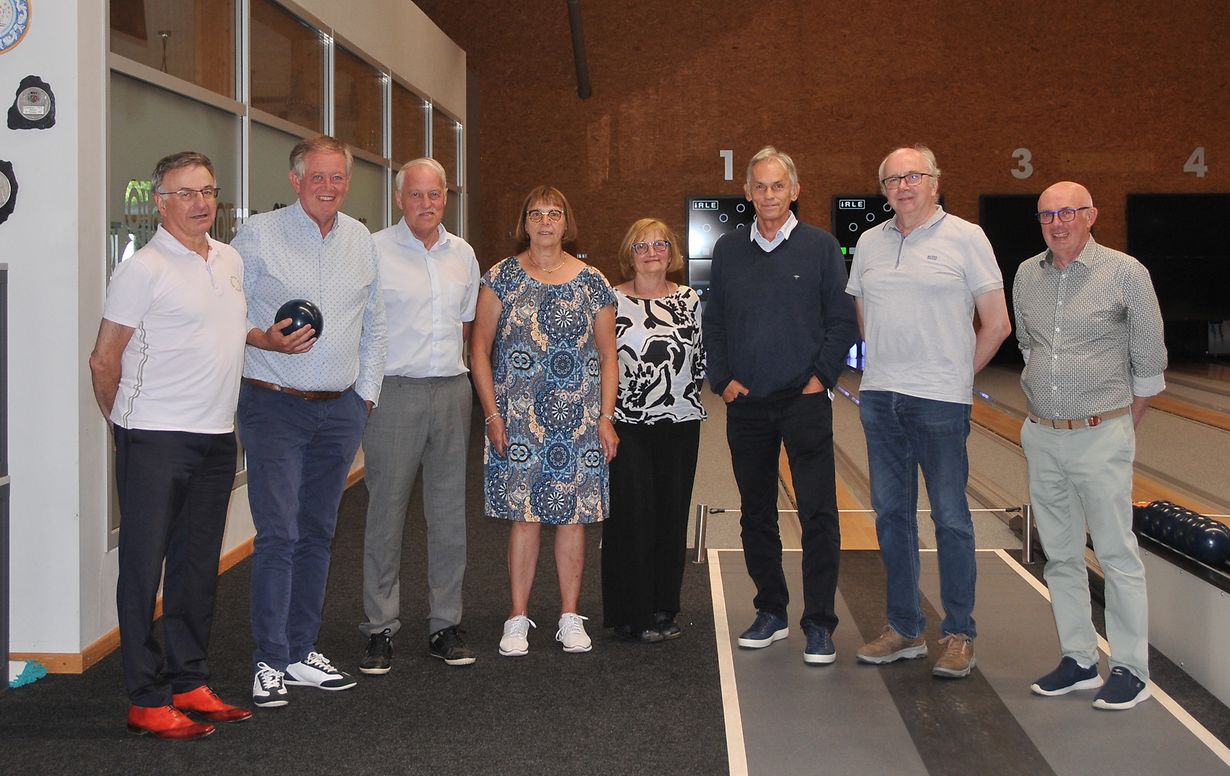2023-07-22 Konveniat 1eD1 / visite du Centre National de Jeux de Quilles dans la rue Pierre Hamer à Pétange / d.g.à dr.: Albert Petesch, Alex Bodry, Pierre Mellina (ancien bourgmestre de la Commune de Pétange), Danielle Wewer-Wirtz, Marie-Anne Stammet-Pelt, Georges Bemtgen, René Thill, René Oestreicher (collection: Georges BEMTGEN)
