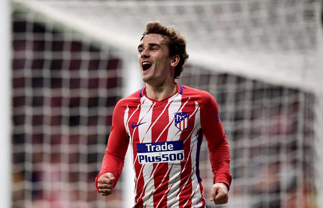 Atletico Madrid's French forward Antoine Griezmann celebrates a goal during the UEFA Europa League quarter-final first leg football match between Atletico Club Atletico de Madrid and Sporting CP at the Wanda Metropolitano Stadium in Madrid on April 5, 2018. / AFP PHOTO / JAVIER SORIANO