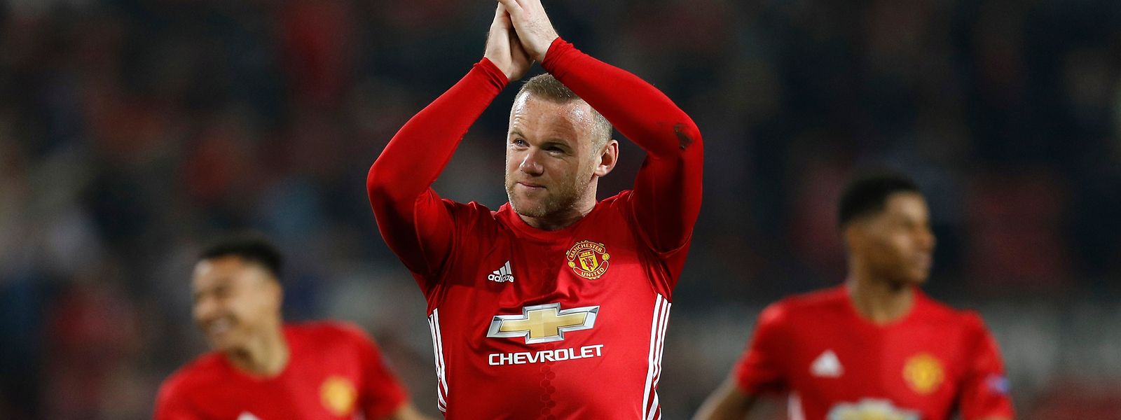 Wayne Rooney retribui os aplausos do público em Old Trafford