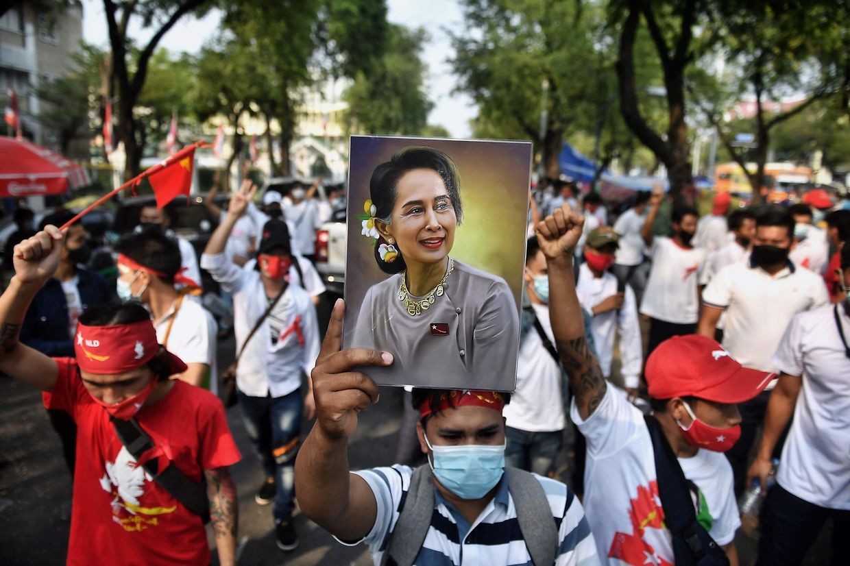 Zehntausende Demonstranten haben nach Berichten von Augenzeugen am Sonntag auf den Straßen Myanmars gegen den Militärputsch protestiert und die Freilassung der entmachteten Regierungschefin Aung San Suu Kyi gefordert.