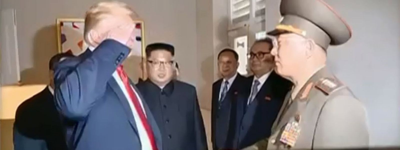 Moment der Unachtsamkeit oder Kalkül? Donald Trump salutiert vor einem nordkoreanischen General.