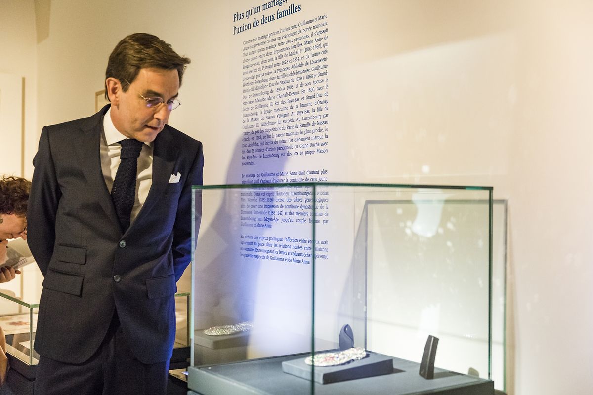 A ideia da exposição partiu do embaixador de Portugal no Luxemburgo.
“Achámos que se justificava celebrar esta efeméride, que é importante para a História dos dois países”, disse Carlos Pereira Marques. A proposta foi feita ao museu e aos Grão-Duques. “Foram logo recetivos, e é com grande gosto que temos os grão-duques herdeiros na inauguração”, contou. 