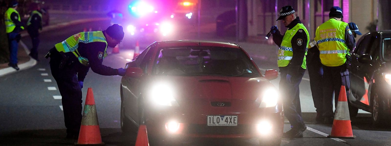 Die Polize in New South Wales überprüft Autos, die die Bundesstaatsgrenze von Victoria überqueren wollen.