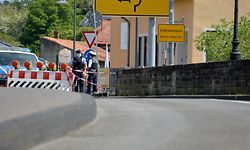 In Echternach sichern deutsche Polizisten die Grenze gegen die unerlaubte Einreise nach Deutschland.