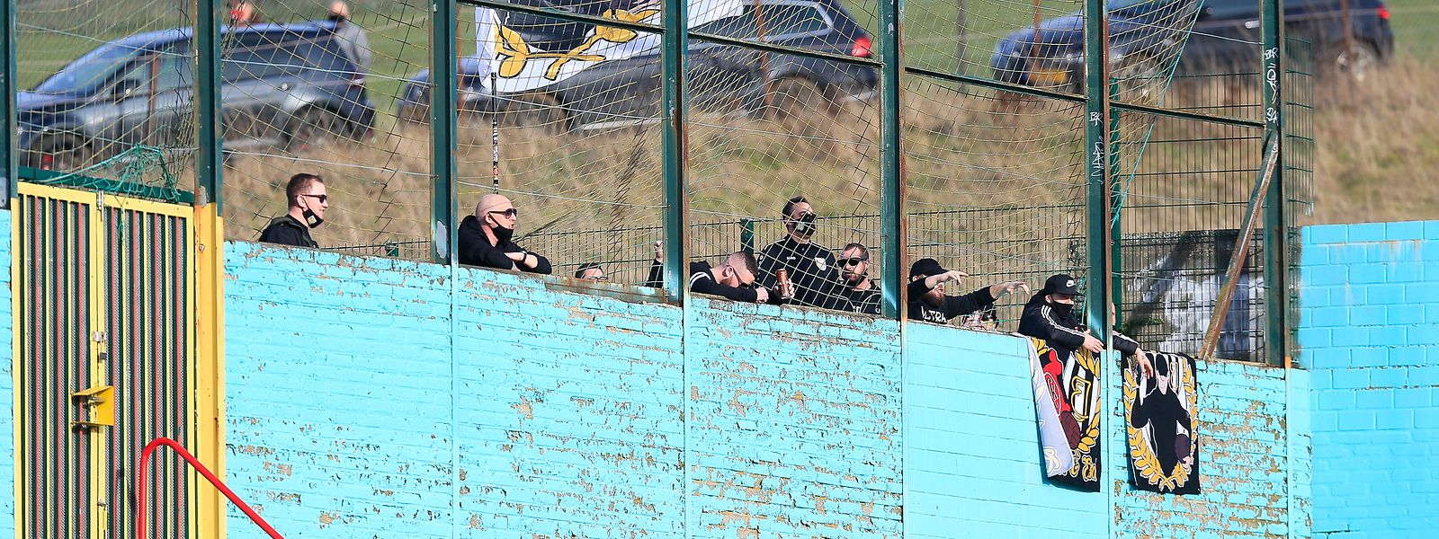 Anhänger von Jeunesse unterstützen ihr Team beim Auswärtsspiel in Düdelingen.