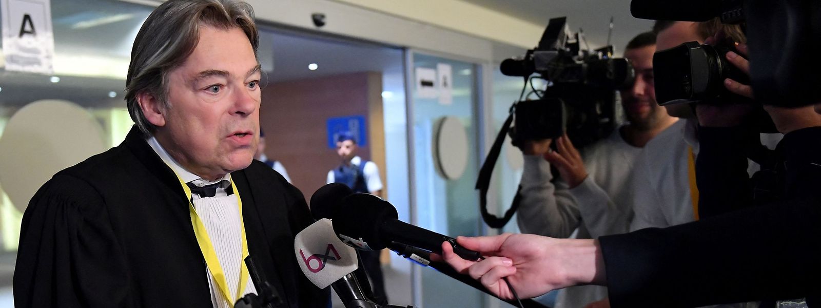 Avocat de la défense de Salah Abdeslam, Michel Bouchat s'adresse à la presse avant l'ouverture de l'audience préliminaire du procès des suspects des attentats djihadistes de mars 2016, à Bruxelles.