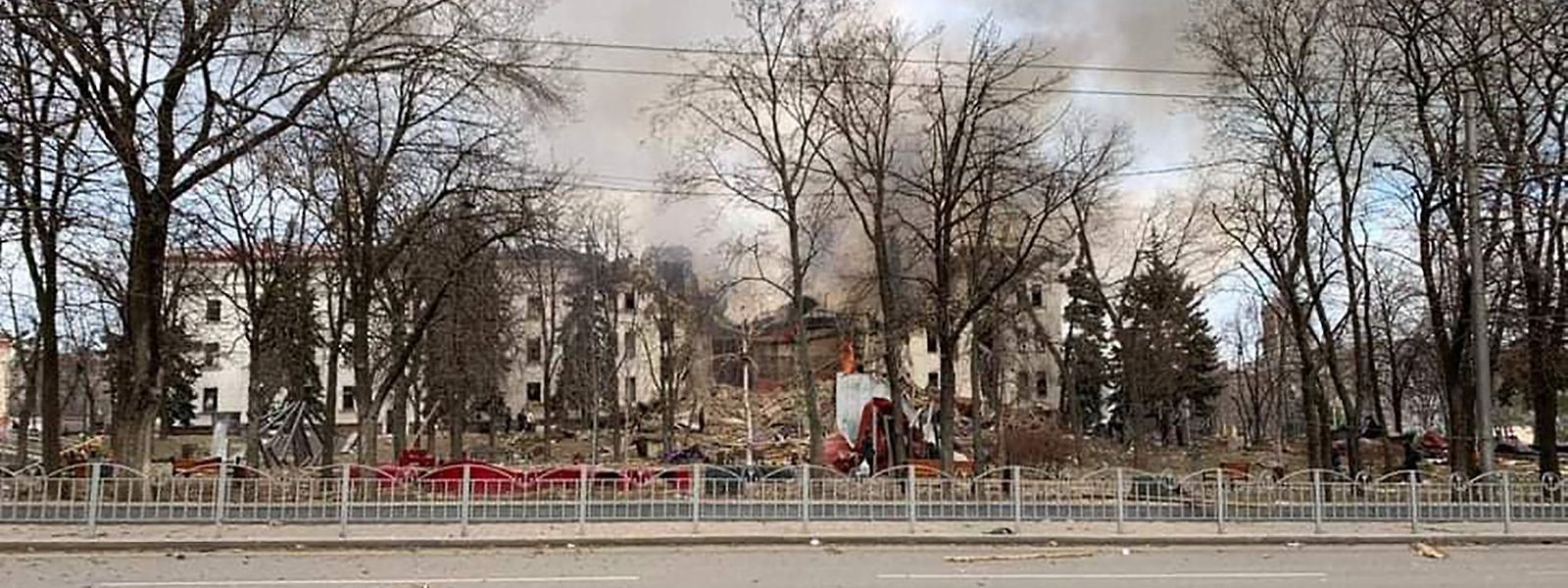 Imagem publicada na conta de Telegrama do governador da região de Donetsk, Pavlo Kirilenko, mostra a destruição de teatro no centro de Mariupol.