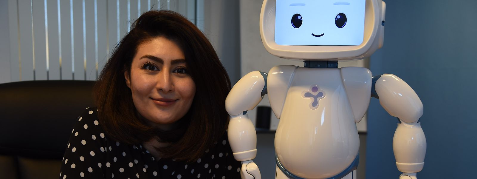Aida Nazarikhorram führt den kleinen Roboterhelfer QT vor, der nicht nur Therapeuten, sondern auch Eltern oder Geschwister dabei unterstützen soll, mit an einer autistischen Störung leidenden Kindern zu arbeiten. 