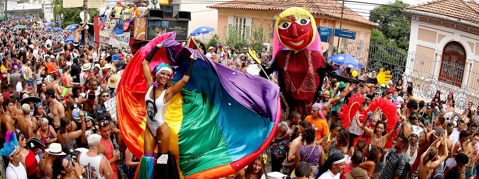 Si le variant Omicron ne joue pas les trouble-fête, le carnaval de Rio devrait faire son grand retour en février 2022.