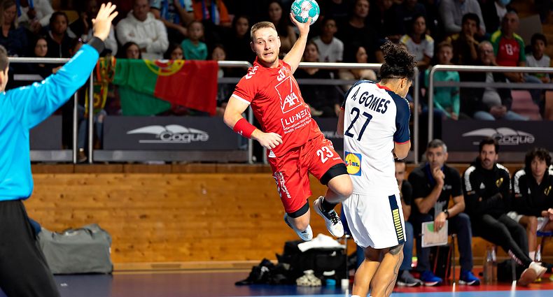 Daniel Scheid (Luxemburg l.) gegen Diogo Branquinho (Portugal r.) / Handball, Qualifikation EM 2024, Luxemburg - Portugal / 16.10.2022 / Luxemburg / Foto: Christian Kemp