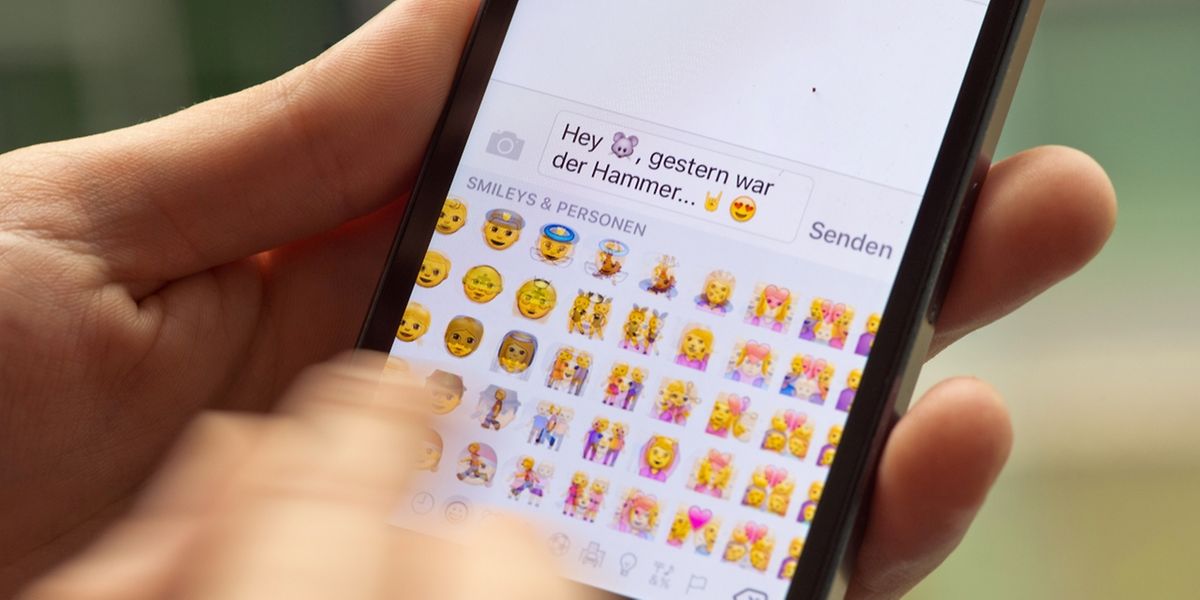 Am Anfang war das einfache Zeichengesicht. 30 Jahre später machen die Nachfahren des Ur-Emoticons, die Emojis, Textkommunikation mit dem Smartphone bunter und lebendiger.