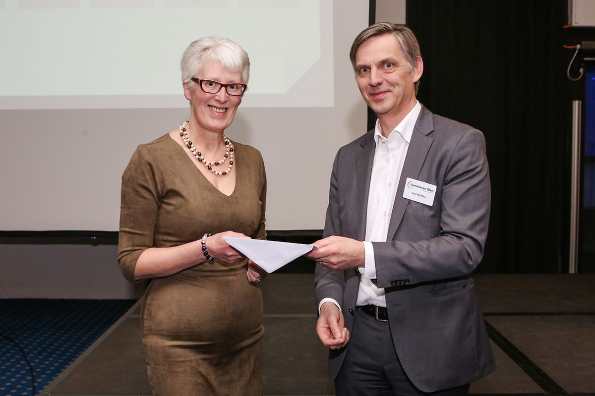 Unter allen Teilnehmern an dem Projekt wurde ein Reise-Gutschein im Wert von 1000 Euro verlost. Saint-Paul-Generaldirektor Paul Peckels überreichte der Gewinnerin Astrid Müller den Preis.