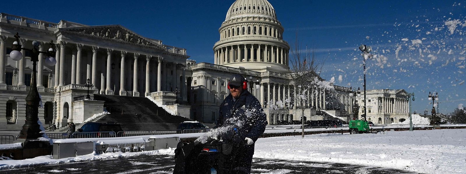 Arbeiter entfernen den Schnee vor dem US-Kongress in Washington. Vor einem Jahr gab es dort weit weniger friedliche Bilder. 