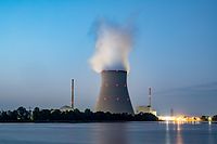 ARCHIV - 21.07.2022, Bayern, Essenbach: Wasserdampf steigt aus dem Kühltum vom Atomkraftwerk (AKW) Isar 2. Die Bundesregierung steht zunehmend unter Druck, den Atomausstieg zu verschieben. Angesichts der Gaskrise dringen nach Recherchen der Deutschen Presse-Agentur nicht nur Parteien wie CDU und CSU sondern auch mehrere EU-Staaten darauf, die verbliebenen drei Kernkraftwerke nicht wie geplant Ende des Jahres abzuschalten. (zu dpa: "EU-Partner drängen Deutschland zur Verschiebung des Atomausstiegs") Foto: Armin Weigel/dpa +++ dpa-Bildfunk +++