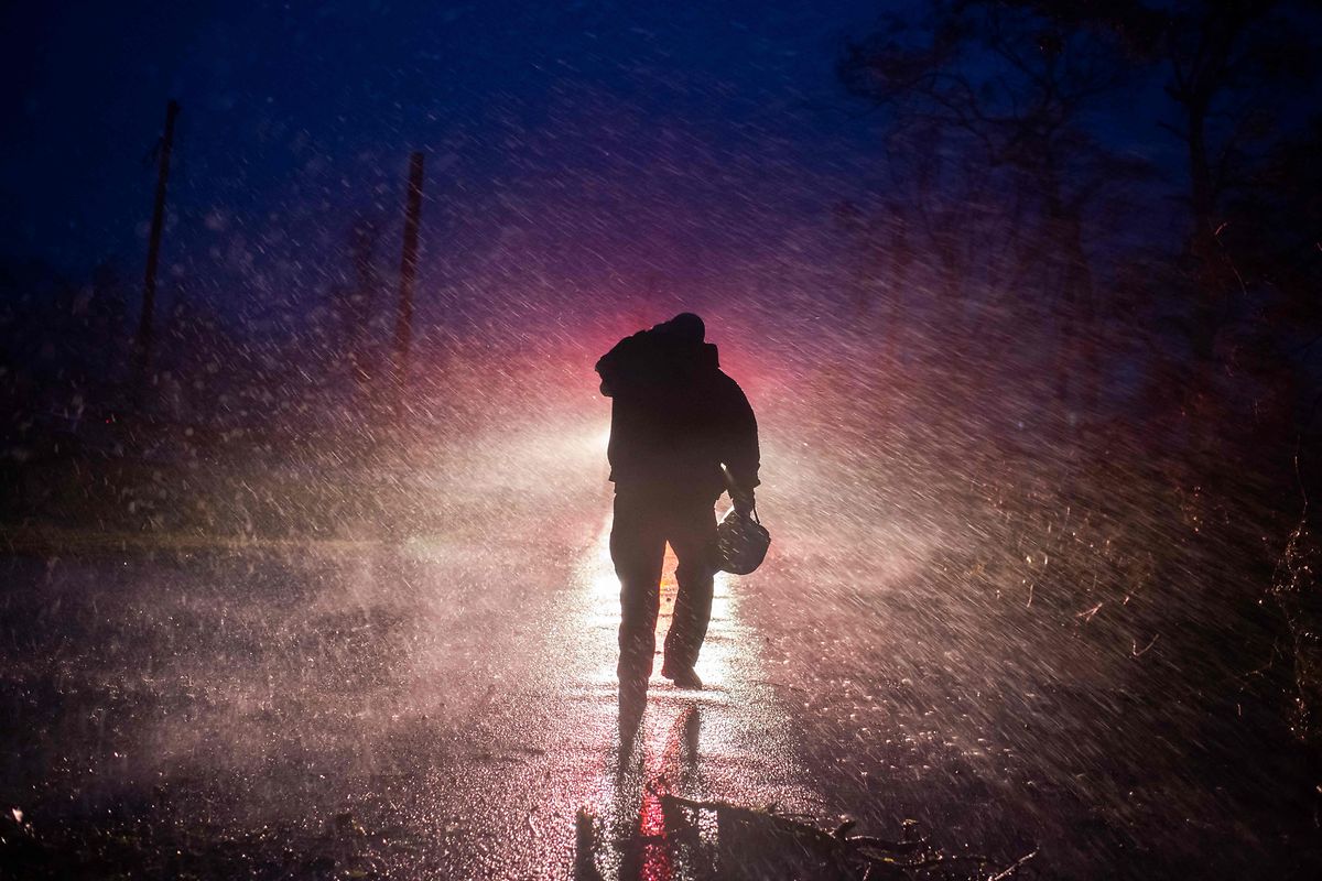 Ein Feuerwehrmann versucht sich in Bourg im US-Bundesstaat Louisiana einen Weg durch den dichten Regen zu bahnen.