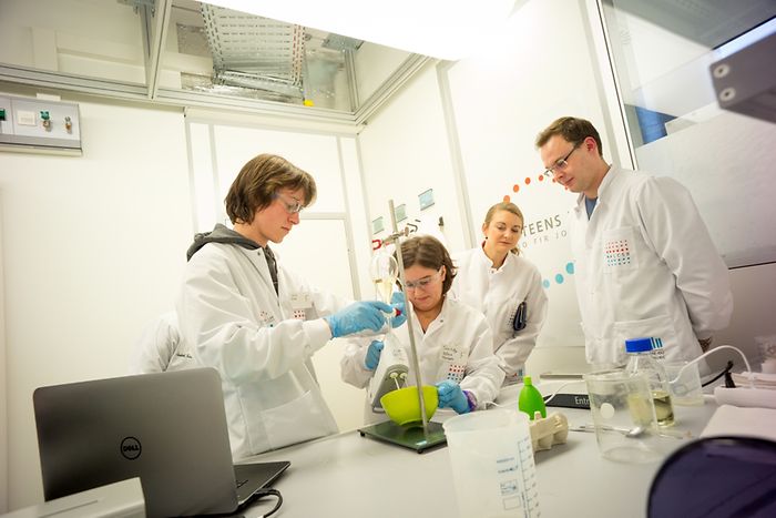 Stéphanie inaugura Scienteens Lab | Cotilleando - El mejor foro de ...