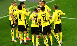 Dortmund's Portuguese defender Raphael Guerreiro (C) celebrates scoring the 2-0 goal with his team-mates during the German first division Bundesliga football match Borussia Dortmund vs 1. FC Union, in Dortmund, western Germany, on April 21, 2021. (Photo by CHRISTOF KOEPSEL / various sources / AFP) / DFL REGULATIONS PROHIBIT ANY USE OF PHOTOGRAPHS AS IMAGE SEQUENCES AND/OR QUASI-VIDEO
