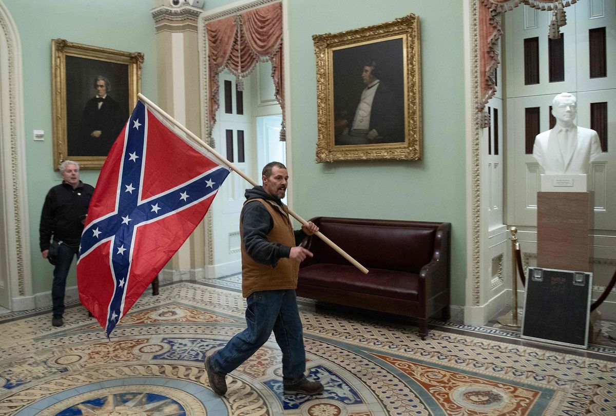 Ein Trump-Anhänger marschiert mit einer Konföderierten-Flagge durch die Rotunde des Kapitols.