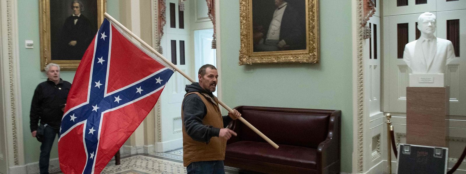 Ein Trump-Anhänger marschiert mit einer Konföderierten-Flagge durch die Rotunda des Kapitols.